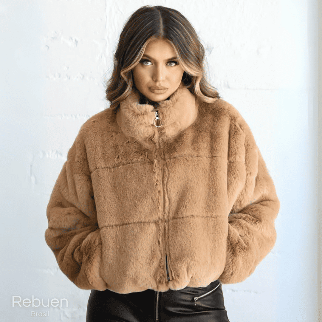 Jaqueta Peluciada com Zíper Frontal e Gola Alta Anelise
