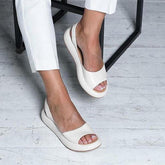 Elegantes sandálias femininas com plataforma aberta